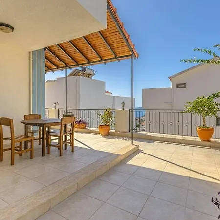 3 Bedroom With Large Pool Area And Top Floor Panoramic Views Villa *