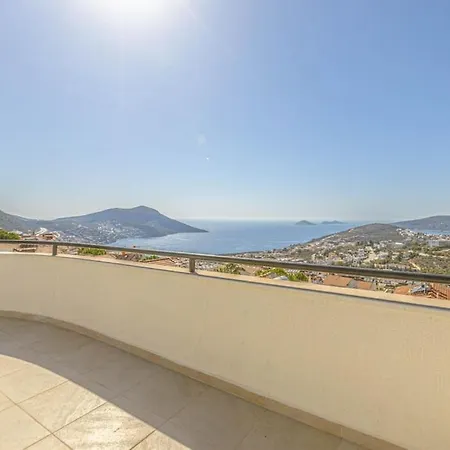 3 Bedroom With Large Pool Area And Top Floor Panoramic Views Villa *