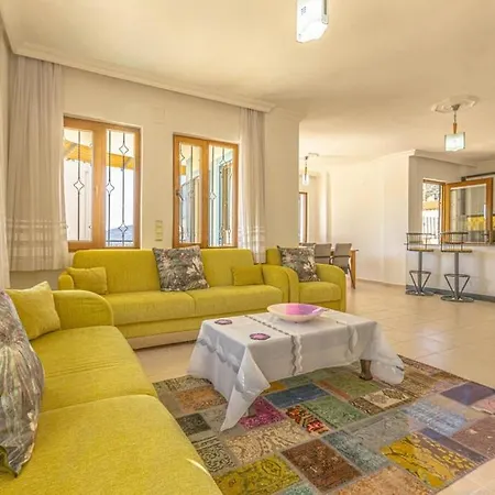 3 Bedroom With Large Pool Area And Top Floor Panoramic Views Villa *